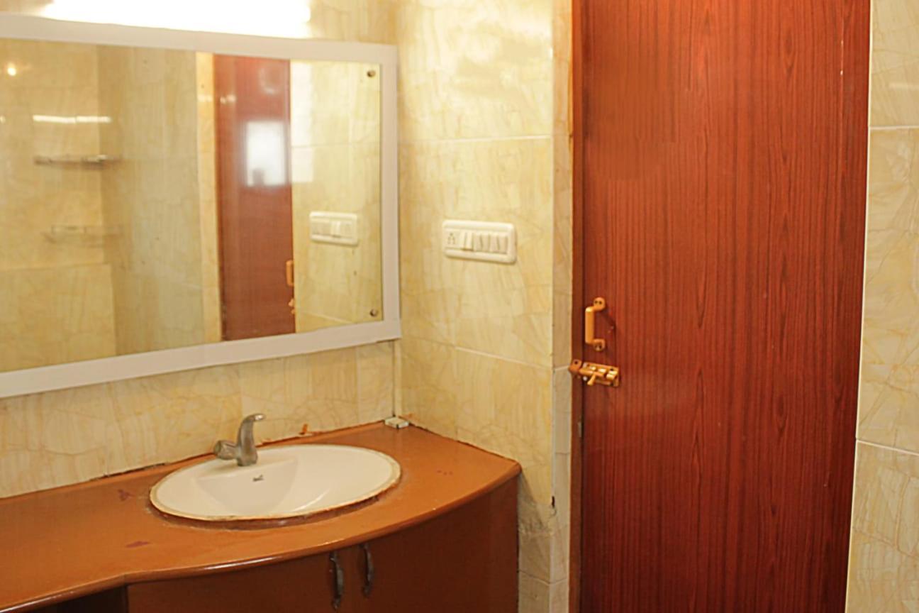 Bed and Breakfast Happy Planet Madrás Exterior foto