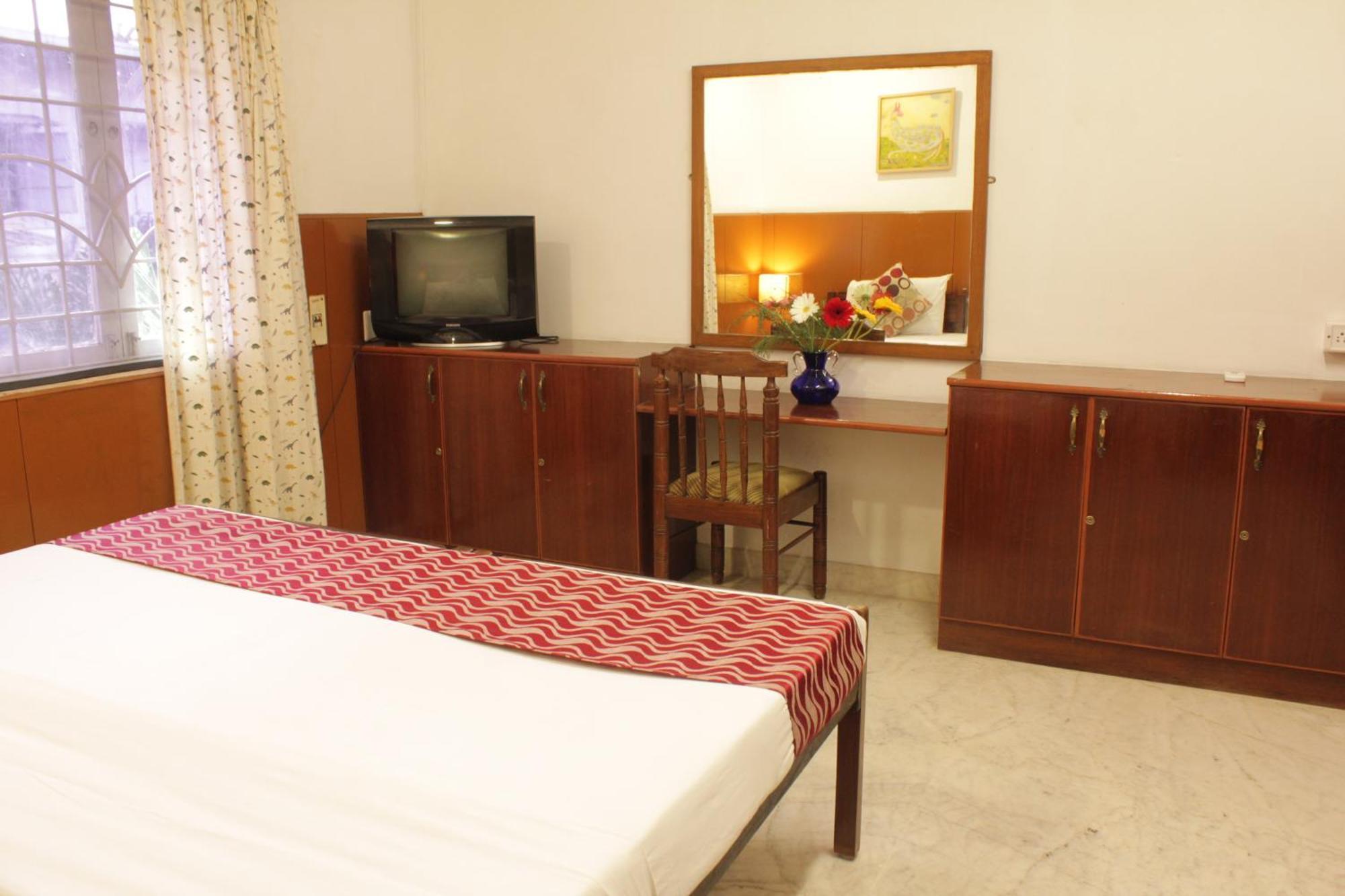 Bed and Breakfast Happy Planet Madrás Exterior foto