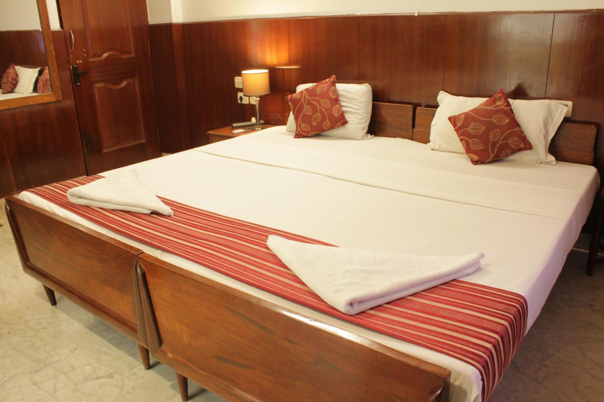Bed and Breakfast Happy Planet Madrás Exterior foto