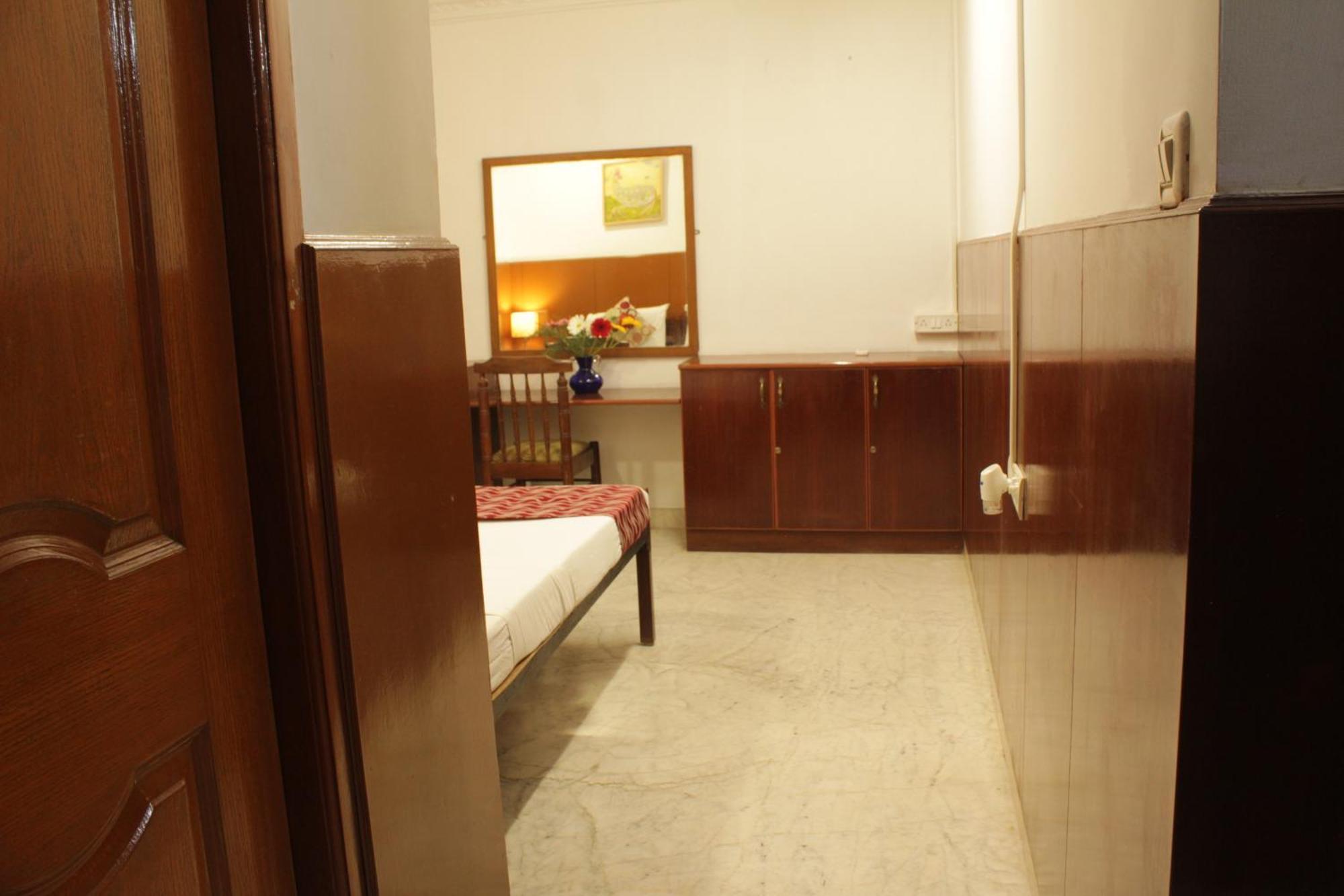 Bed and Breakfast Happy Planet Madrás Exterior foto