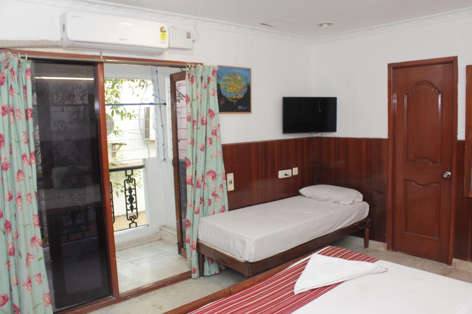 Bed and Breakfast Happy Planet Madrás Exterior foto